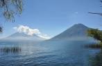 O lago Atitlán e o vulcão San Pedro, vistos de San Marcos, na Guatemala. Ao fundo, os vulcões Tolimán e Atitlán